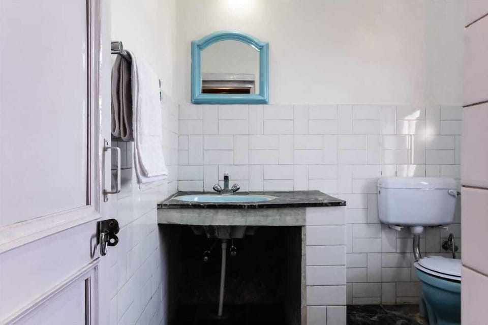 Basic Double Room | Bathroom | Shower, towels