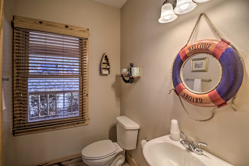 Beaver Lake Retreat w/ Game Room & Spacious Deck Cottage in Beaver Lake