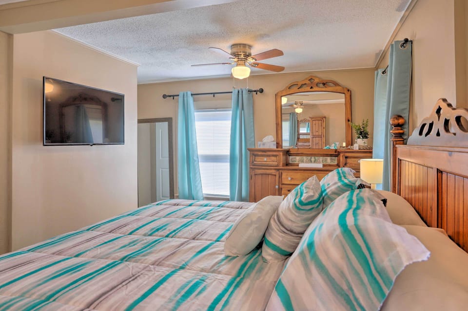 Lorain Lake Cottage < 1 Mi to Lake Erie Fun! Cottage in Lake Erie