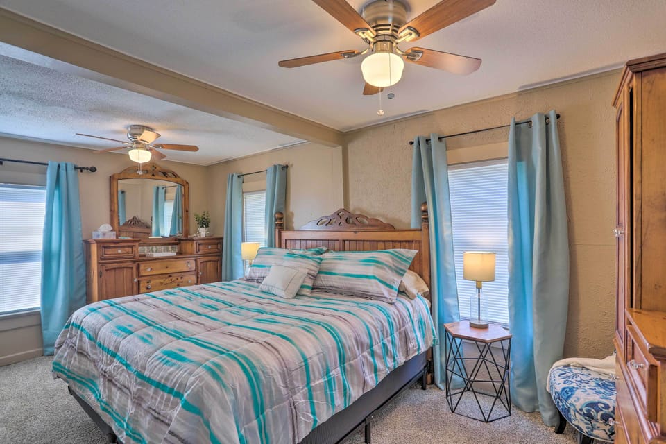 Lorain Lake Cottage < 1 Mi to Lake Erie Fun! Cottage in Lake Erie