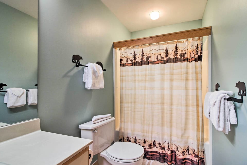 Killington Condo w/ Spa ~ 3 Miles to Ski Resort! Apartment in Mendon