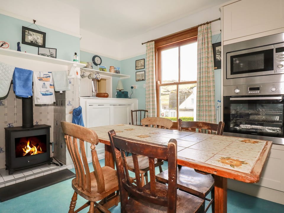 Fridge, cookware/dishes/utensils