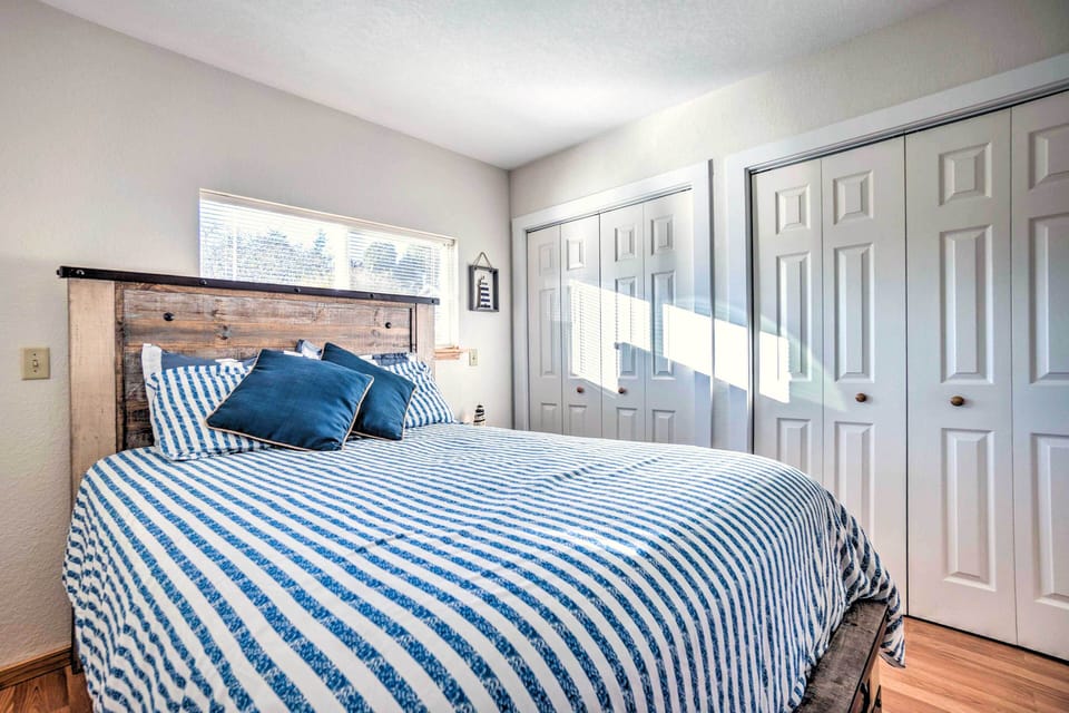 Fire Pit & Bay Views: North Bend Home! Cottage in Coos Bay