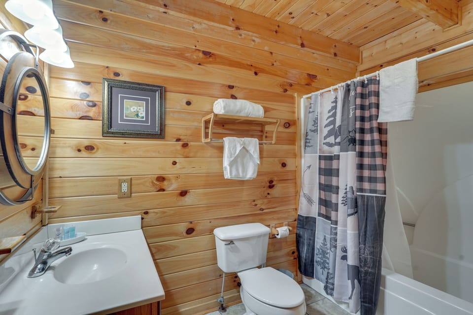 The Dreamer's Nest Sevierville Cabin w/ Hot Tub! Cottage in Sevierville