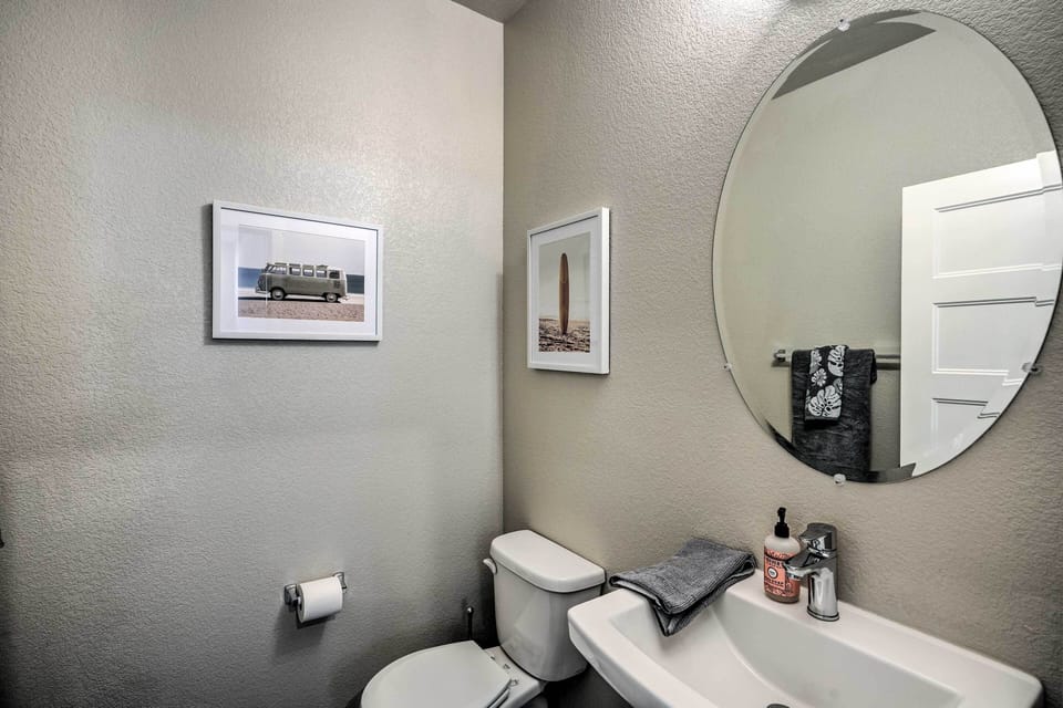 Pet-friendly Elk Grove Retreat w/ Balcony! Apartment in Elk Grove