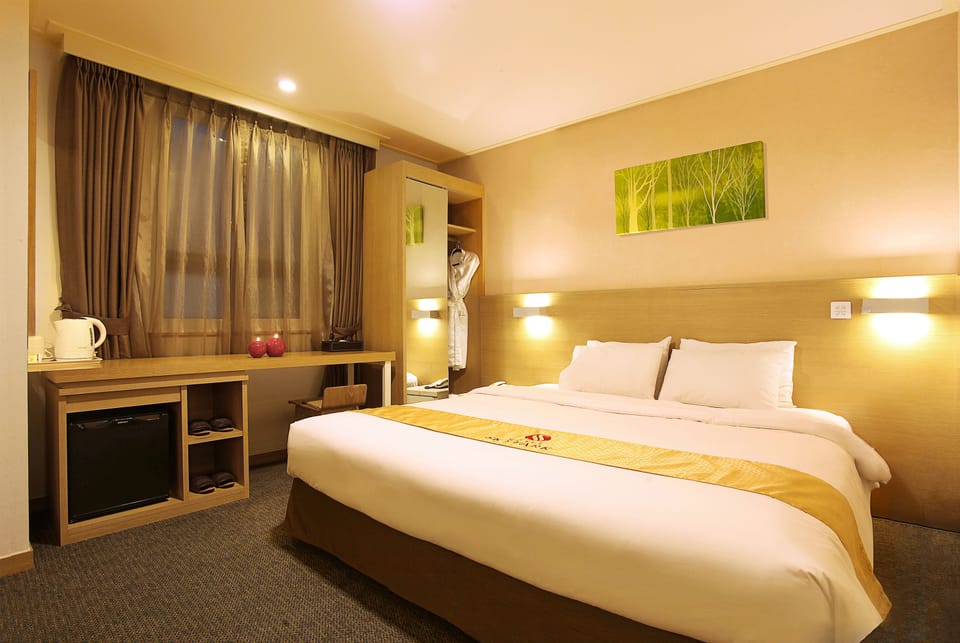 In-room safe, desk, soundproofing, free WiFi