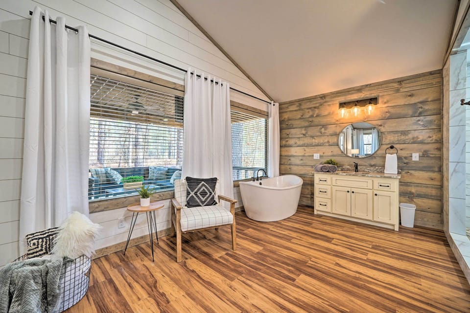 Chic Broken Bow Escape w/ Hot Tub & Fire Pit! Apartment in Broken Bow
