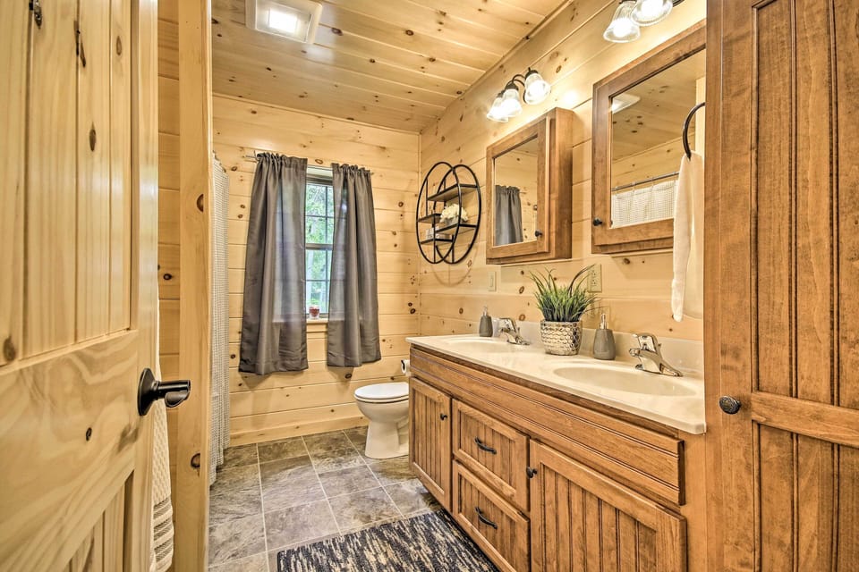 Lake View & Hot Tub: Wrightsville Cabin! Cottage in Pennsylvania