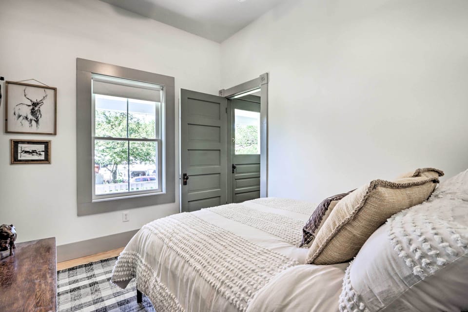 'the Ruebling House': Bright, Modern, & Renovated! Apartment in Missouri