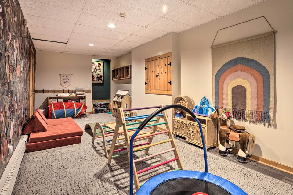Game Room w/ Speakeasy Saloon: Accord Retreat Cottage in Hudson Valley