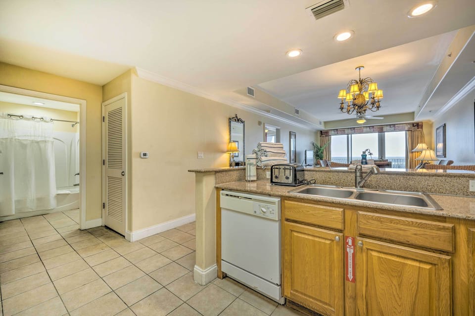 1 Mi to Disney: Condo w/ Water-view Balcony! Apartment in Orlando