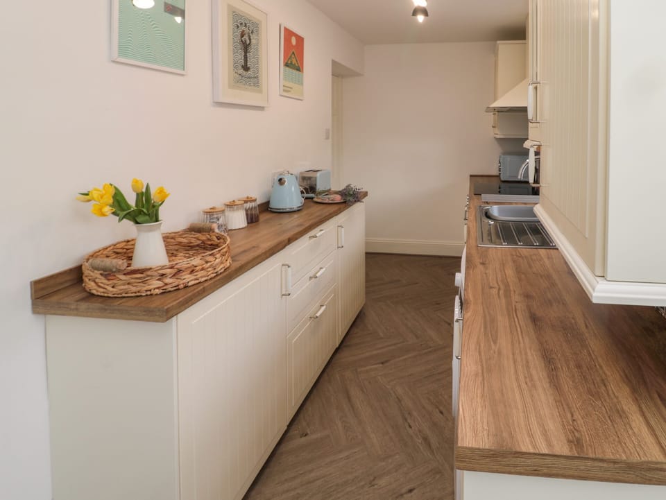 Cottage | Private kitchen | Fridge, electric kettle, toaster, cookware/dishes/utensils