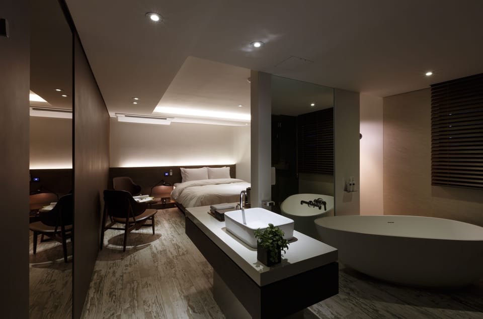 Minibar, free WiFi, bed sheets