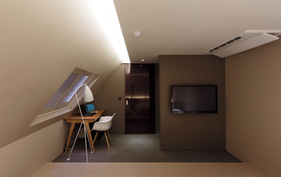 Minibar, free WiFi, bed sheets