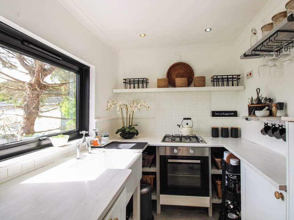 Cottage | Private kitchen | Fridge, dishwasher, electric kettle, toaster