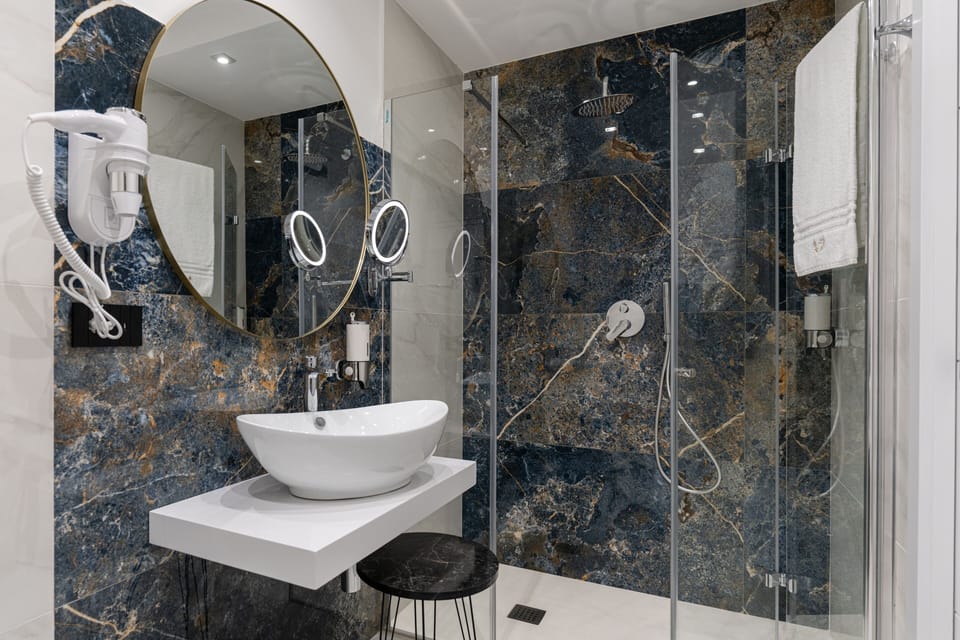 Comfort Double Room, Non Smoking | Bathroom | Shower, rainfall showerhead, free toiletries, hair dryer