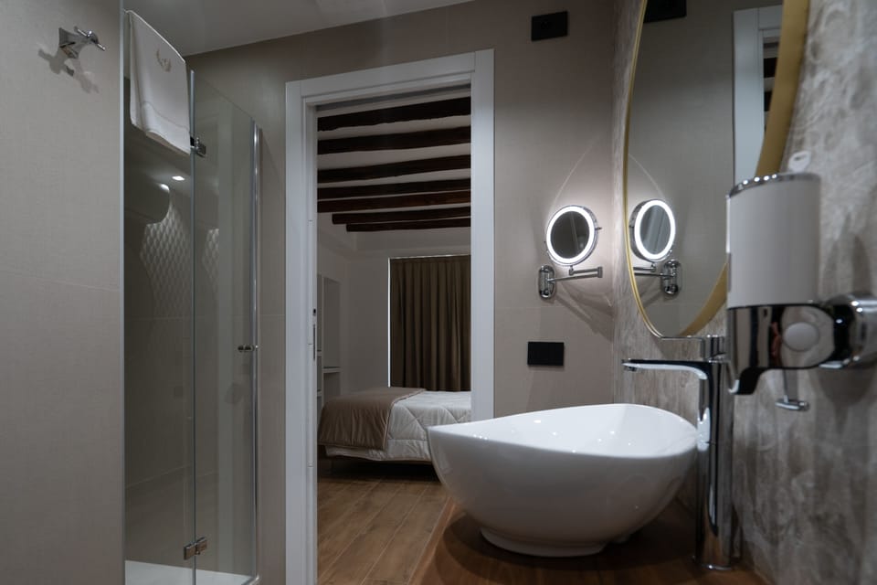 Superior Double Room, 1 Bedroom, Non Smoking, City View | Bathroom | Shower, rainfall showerhead, free toiletries, hair dryer