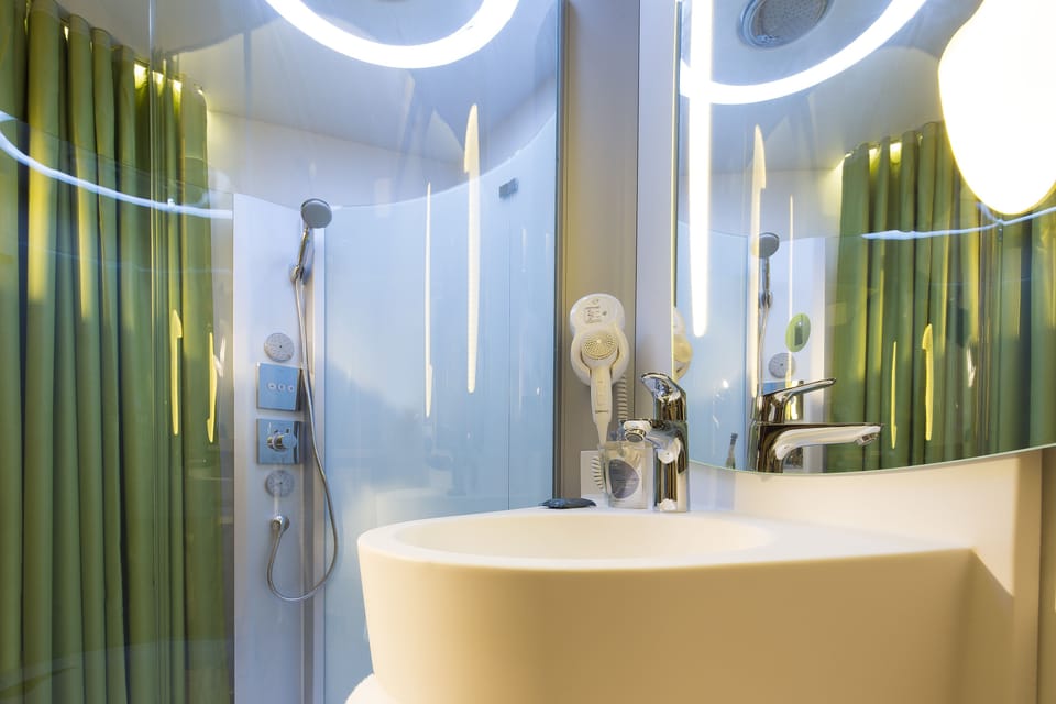 Shower, rainfall showerhead, free toiletries, hair dryer