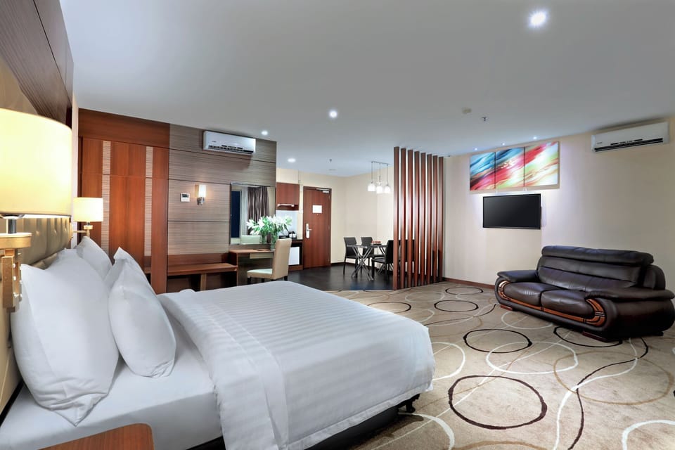 Executive Suite | In-room safe, desk, blackout drapes, soundproofing