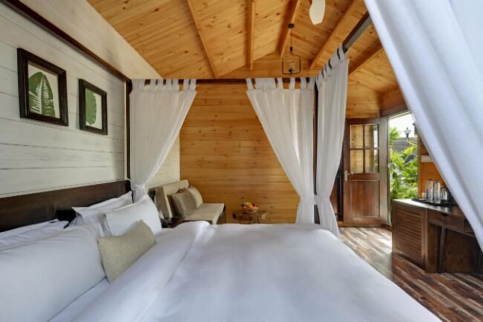 Honeymoon Room | Minibar, bed sheets