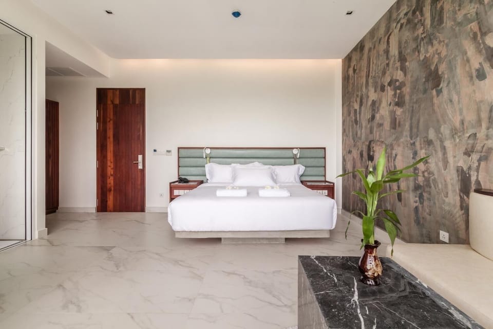 Deluxe Double or Twin Room | In-room safe, desk, blackout drapes, soundproofing