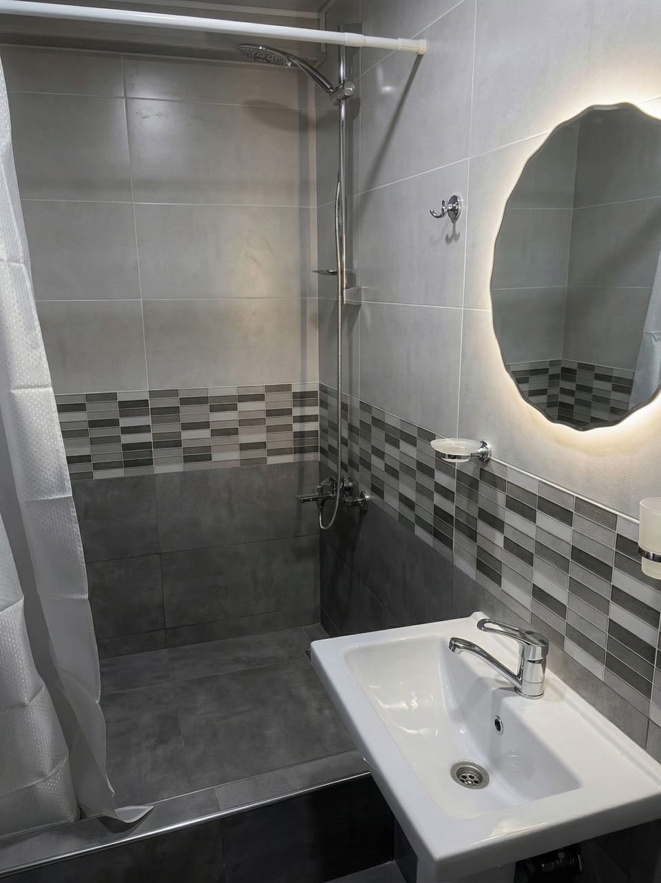 Business Suite | Bathroom | Shower, towels, soap, shampoo