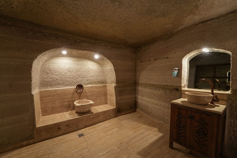 Cave Suite | Minibar, blackout drapes, iron/ironing board (on request), WiFi (free)
