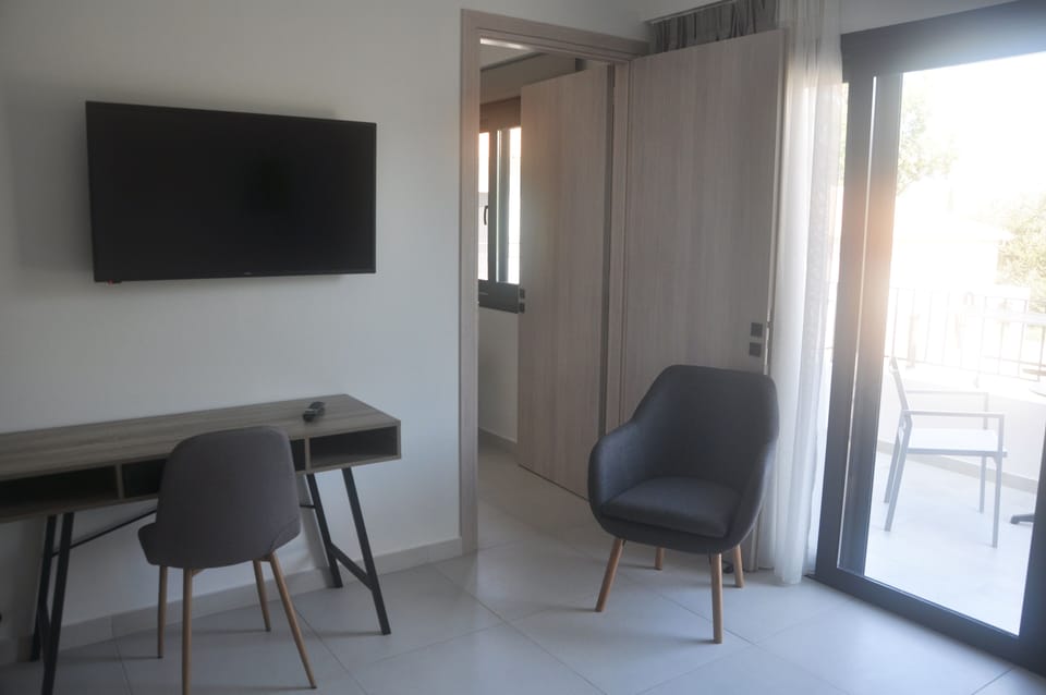 Family Suite | Mountain View | Living area | 42-inch Smart TV with digital channels, TV