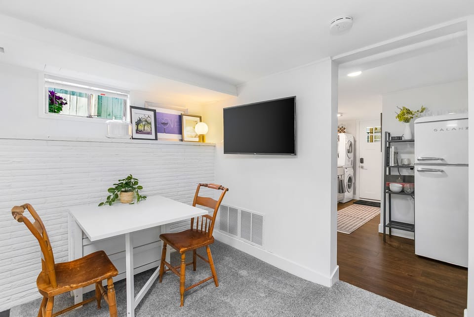 Classic Apartment | Private kitchen | Full-size fridge, microwave, oven, dishwasher