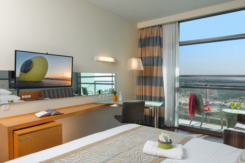 Club Room, Balcony | Minibar, in-room safe, desk, blackout drapes