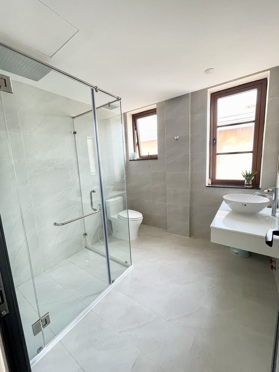 Deluxe Double Room | Bathroom | Shower, rainfall showerhead, hair dryer, slippers