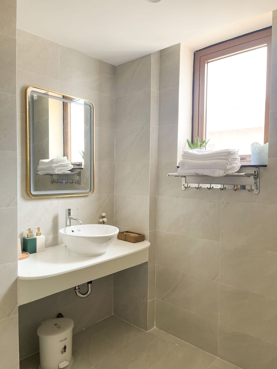 Deluxe Double or Twin Room | Bathroom | Shower, rainfall showerhead, hair dryer, slippers