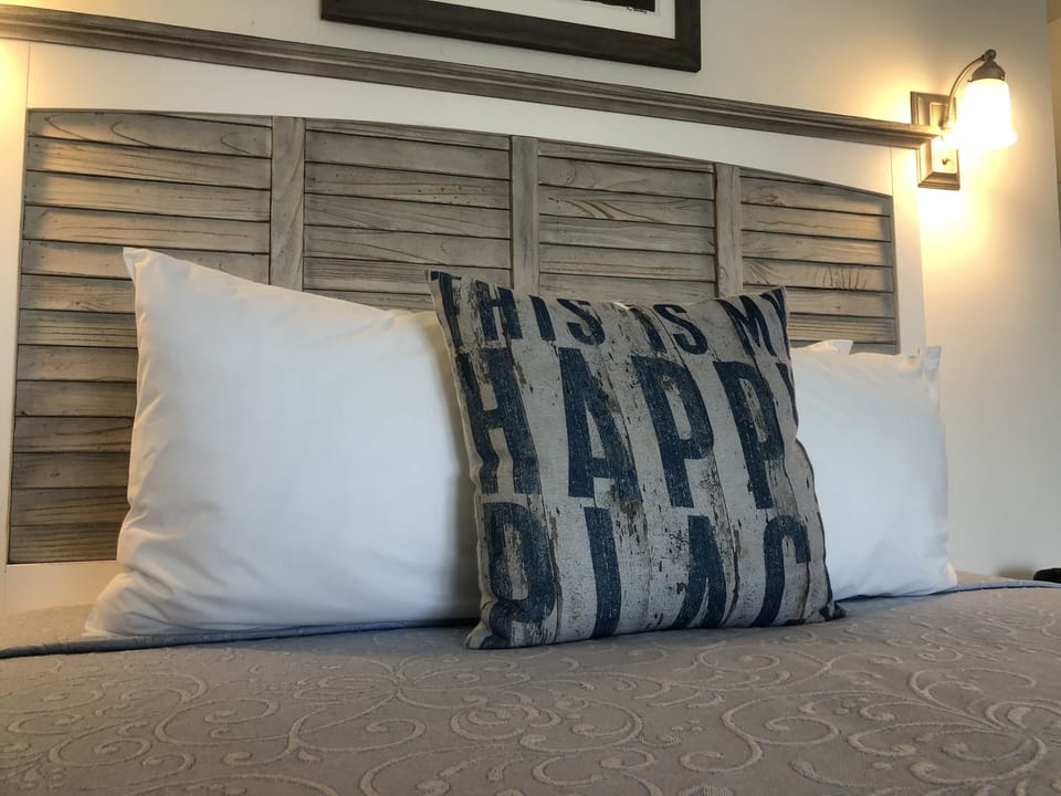 Second Floor Bay View Queen Room with Balcony | Free WiFi, bed sheets