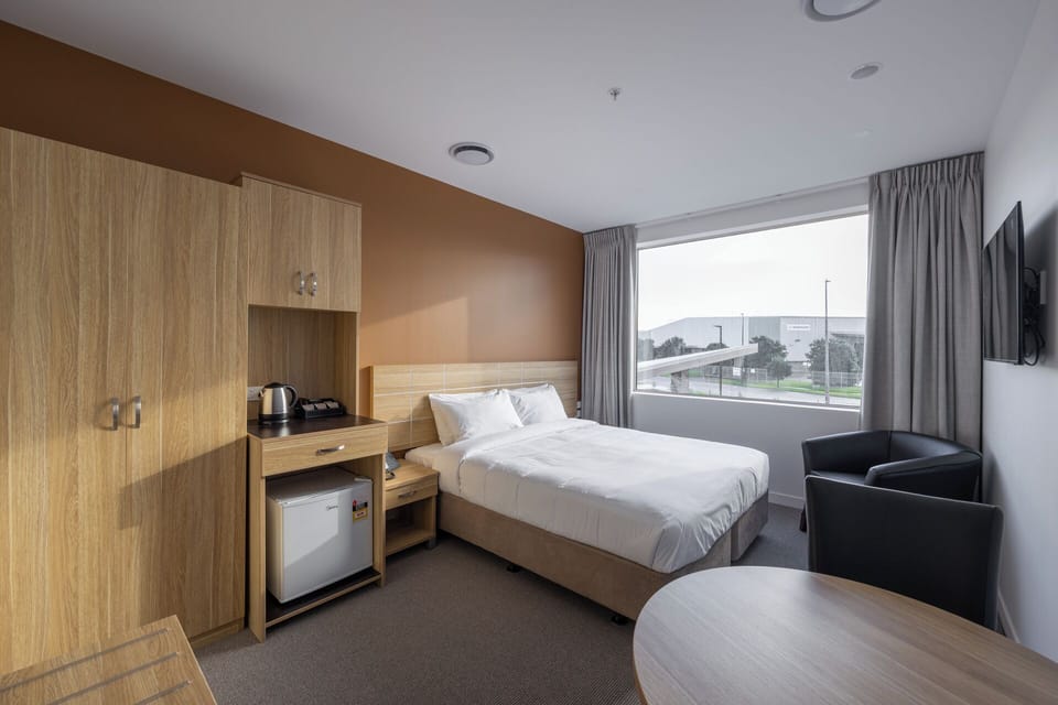 Standard Room, 1 King Bed | Free minibar, individually decorated, individually furnished, desk