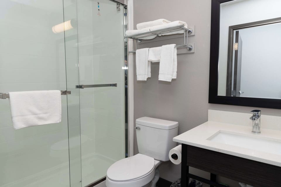 Combined shower/tub, rainfall showerhead, towels, soap