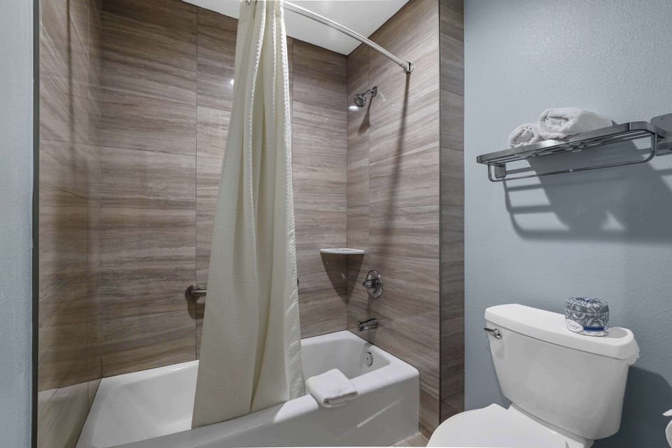 Combined shower/tub, rainfall showerhead, hair dryer, towels