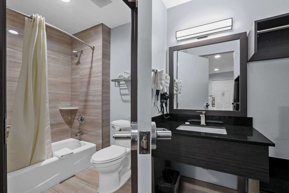 Combined shower/tub, rainfall showerhead, hair dryer, towels