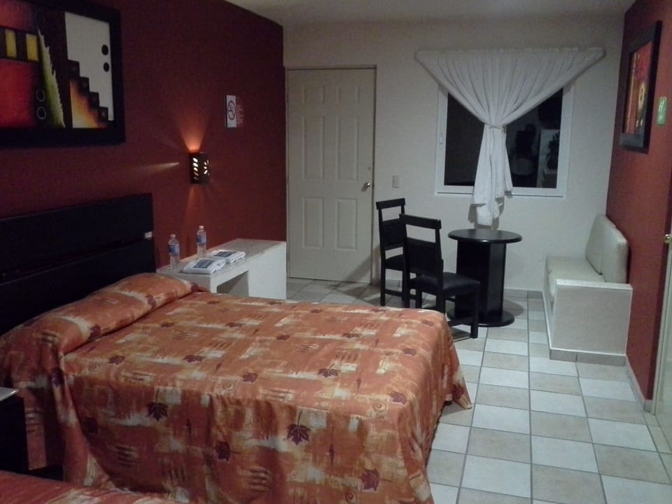 Double Room | Living room | 32-inch flat-screen TV with cable channels, TV