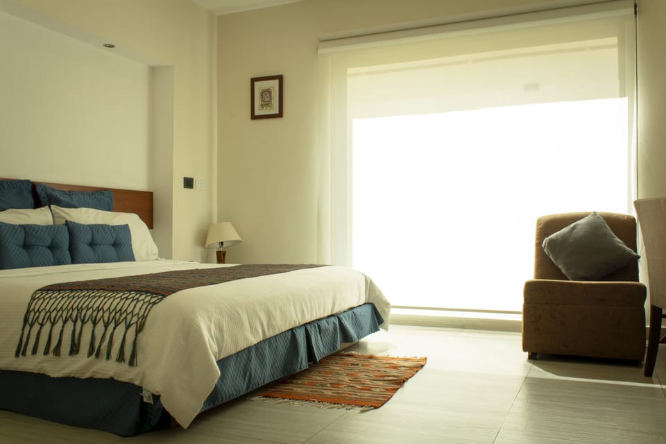 Single Room | In-room safe, iron/ironing board, cribs (free), WiFi (free)