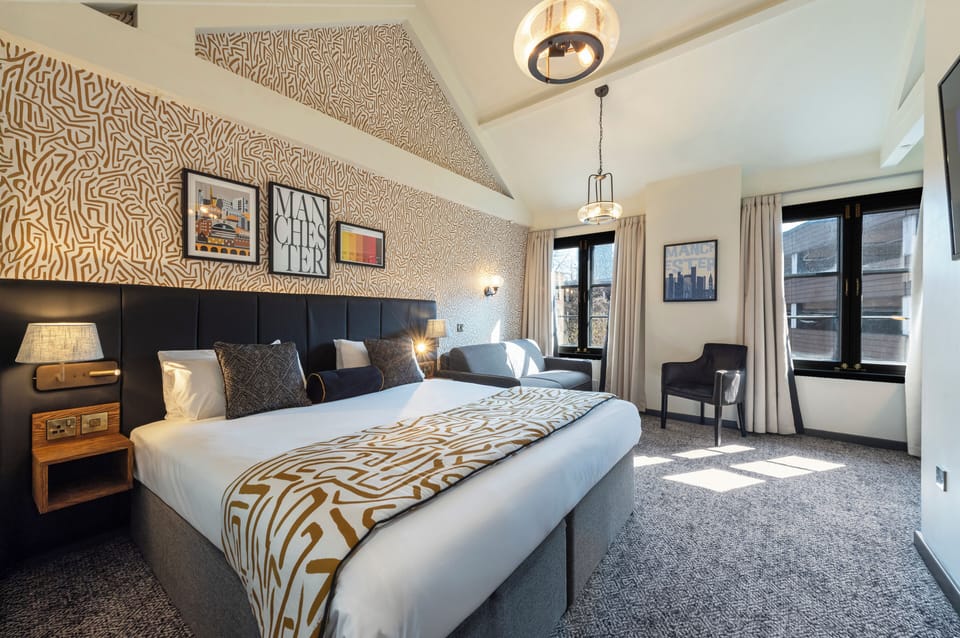 Deluxe King Room | Individually decorated, desk, soundproofing, cribs/infant beds