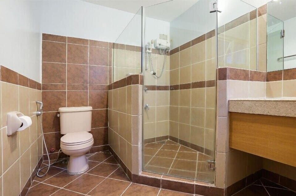 Deluxe Room | Bathroom | Shower, rainfall showerhead, free toiletries, hair dryer