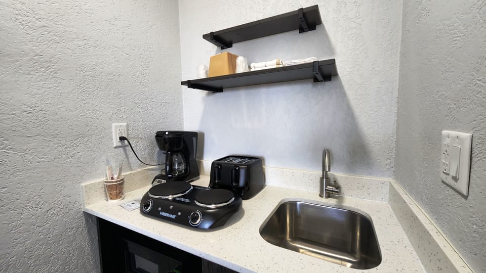 Coffee/tea maker, full-size fridge, microwave, oven