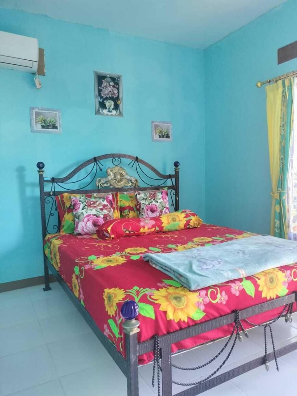 Desk, bed sheets