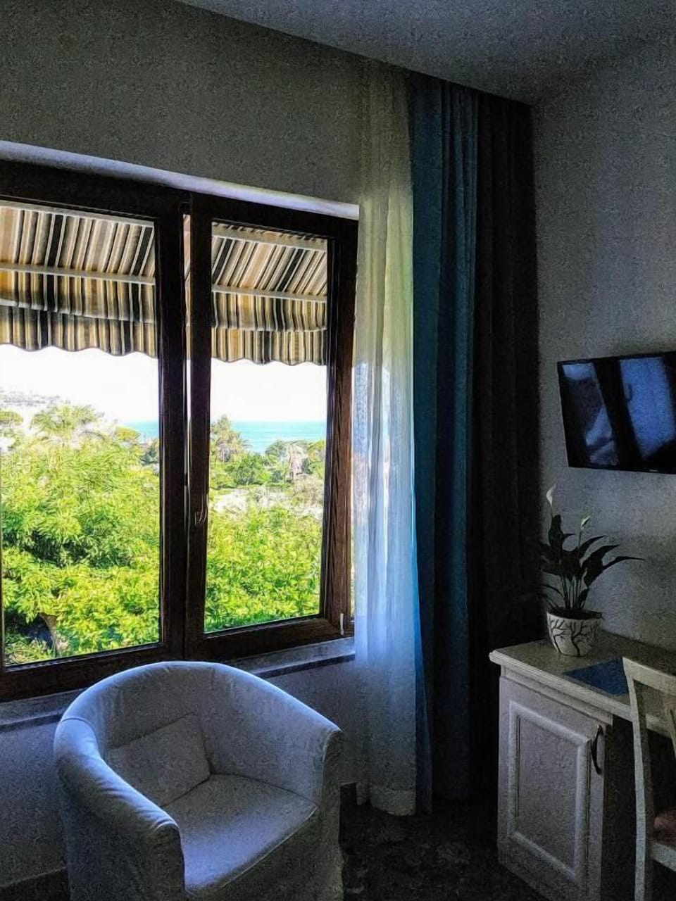 Standard Double Room | In-room safe, desk, iron/ironing board, free WiFi