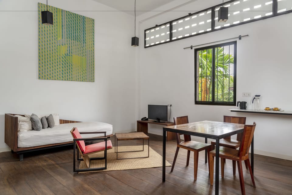 Apartment, Balcony | Living room | 32-inch flat-screen TV with cable channels, TV
