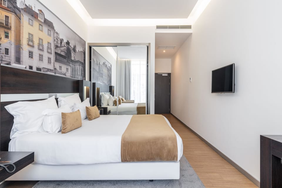 Superior Room | Minibar, in-room safe, desk, laptop workspace