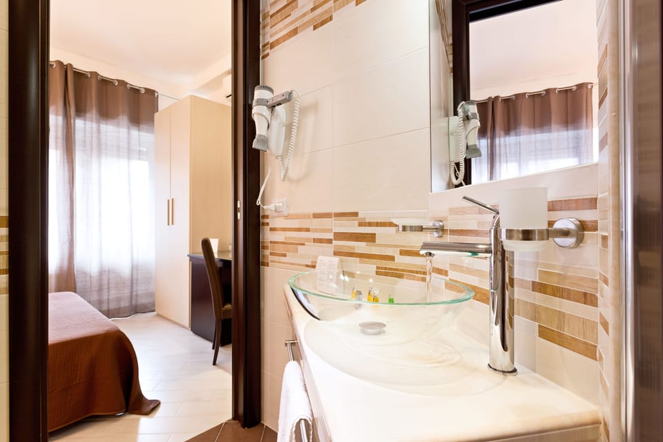 Classic Double Room, 1 King Bed, Non Smoking, Ensuite | Bathroom sink