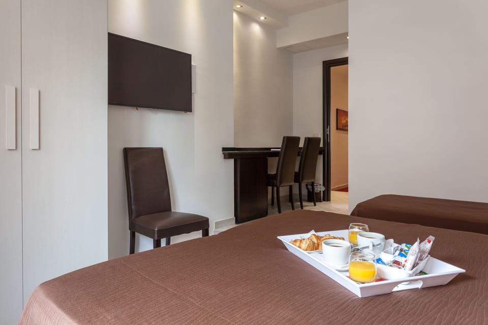 Triple Room | Room service - dining