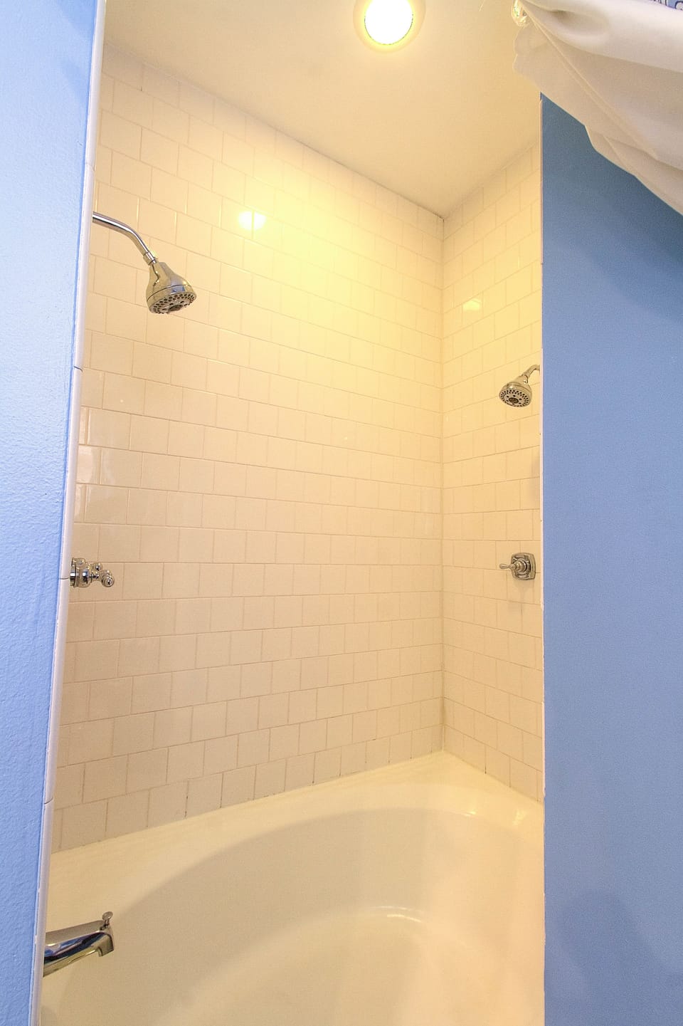 Combined shower/tub, designer toiletries, hair dryer, towels