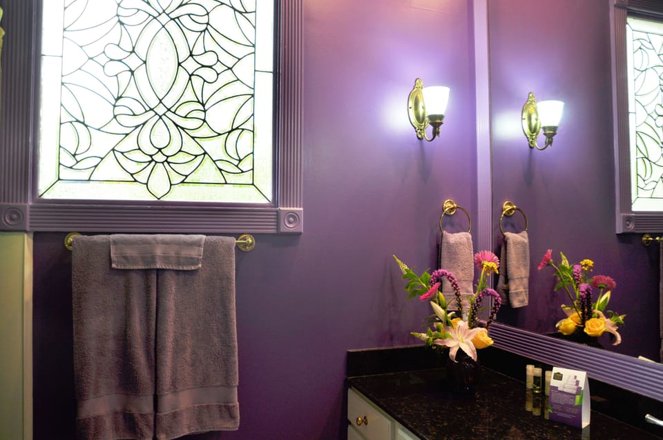 Combined shower/tub, designer toiletries, hair dryer, towels